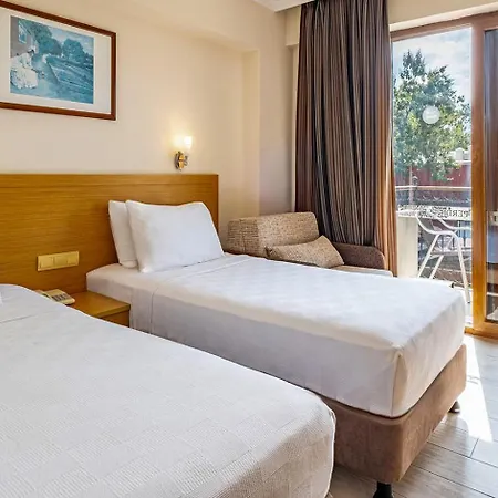 ホテル Perdikia 3*